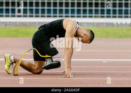 Coureur de l'athlète avec jambes prothétiques start sprint en voie stadium Banque D'Images