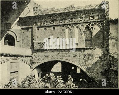 . Une histoire de l'architecture en Italie de l'époque de Constantin à l'aube de la renaissance. Fiff. 443. Orvieto. Partie du Palazzo Comunale. 290 L'ARCHITECTURE EN ITALIE comme le Palazzo dei Signori à Vérone, dont la grande tour anda quelques fragments de mur sont tout ce qui reste (voir Fig. 392, p. 236)  ; certains ont été radicalement changé au cours des jours, et peu d'exposition. Fig. 444. Viterbo. Palais épiscopal. leur caractère d'origine, comme le Palazzo della Ragione à Vicence -un bâtiment gothique datant de 1287, mais reconstruit en 1549 par Palladioin la style de la Renaissance. Mais dans la plupart des Banque D'Images