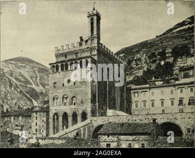 . Une histoire de l'architecture en Italie de l'époque de Constantin à l'aube de la renaissance. Fig. 441. Fano. Palazzo della Ragione. 288 L'ARCHITECTURE EN ITALIE. Fig. 442. Gubbio. Palazzo dei Consoli. Marino Faliero. En vertu de ces architectes, il semble, les arcades des deux façades principales. Si ces arcades wereoriginally destiné à soutenir la paroi supérieure qu'ils portent maintenant,ou si, comme cela a été affirmé, ce mur a été présenté plus tard ata période afin d'agrandir la grande salle à l'étage supérieur, est incertaine. Espérons, pour le crédit de leurs architectes, t Banque D'Images