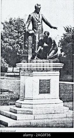 . Des statues d'Abraham Lincoln. iam H.Prescott et Henry Ward Beecher.Mais le sculpteur plus particularlywas greatestwork-préoccupé par son une statue équestre de Washington pour se laver de Bostons Jardin Public. Par Paul R. Kerchendorfer L IL Y A des moments où le memorialerected à la mémoire d'un grand mansymbolizes tout ce qu'il était et ce qu'helived-faire que la vie se tenait à l'activeoperation. La statue de bronze de AbrahamLincoln à Lincoln Park, Washington, D. C,est comme un mémorial. La simplicité du stark gaunt figure là, debout avec handuplifted, comme si, au cours de la bénédiction dans risingNegro, vraiment sym Banque D'Images