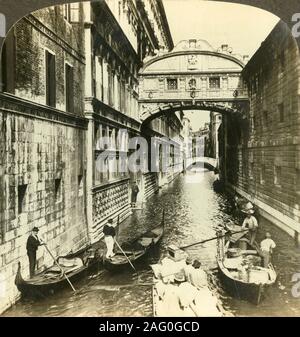 'Pont des Soupirs. - Entre un palais et une prison, (nord), Venise, Italie', c1909. Pont des Soupirs sur le rio di Palazzo relie les Prigioni Nuove au palais des Doges a été conçu par Antonio Contino et fut construit en 1600. Pour s'afficher sur un stéréoscope Sun Sculpture faite par Underwood &AMP ; Underwood. [La Société Stéréophotogramme Rose, Melbourne, Sydney, Wellington &AMP ; Londres, c1909] Banque D'Images