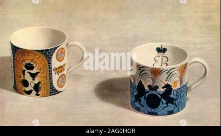 "Deux tasses Wedgwood conçu par Eric Ravilious', 1944. Chope - "Commémorations Wedgwood Etruria 1730 : Barlaston 1940 ; Edward VIII datée 1937 Coronation mug'. L'Etrurie travaille à l'usine de céramique de Stoke-on-Trent, Staffordshire, a été ouverte par Josiah Wedgwood en 1769. La production a été déplacé dans un hôtel moderne et fonctionnel dans un cadre rural d'usine à proximité de Barlaston, construit entre 1938 et 1940. Le roi Édouard VIII gouverna de 20 janvier 1936 jusqu'à son abdication le 11 décembre de la même année. Son couronnement avait été prévu à l'abbaye de Westminster le 12 mai 1937. Lorsqu'il a abdiqué, les préparatifs avaient Banque D'Images