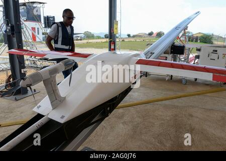 Le RWANDA, Gitarama, Muhanga, drone tyrolienne tyrolienne , l'aéroport est une start-up américaine et livre de préserver le sang et les médicaments par drone alimenté par batterie pour les centres de santé ruraux, la batterie conduit 2 Zip peut se déplacer à une vitesse autour de 79 miles par heure 3,85 livres de fret et a une autonomie de 160 km aller-retour, la prestation fort est abandonné par une petite rampe de mise à l'eau, parachute Banque D'Images