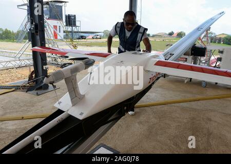 Le RWANDA, Gitarama, Muhanga, drone tyrolienne tyrolienne , l'aéroport est une start-up américaine et livre de préserver le sang et les médicaments par drone alimenté par batterie pour les centres de santé ruraux, la batterie conduit 2 Zip peut se déplacer à une vitesse autour de 79 miles par heure 3,85 livres de fret et a une autonomie de 160 km aller-retour, la prestation fort est abandonné par une petite rampe de mise à l'eau, parachute Banque D'Images