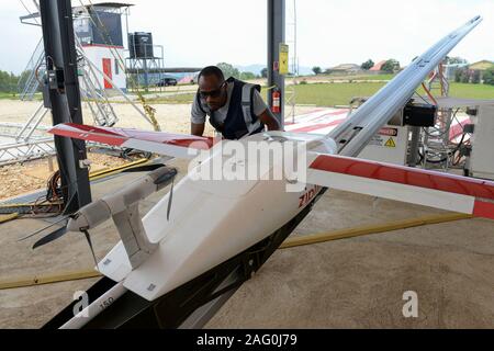 Le RWANDA, Gitarama, Muhanga, drone tyrolienne tyrolienne , l'aéroport est une start-up américaine et livre de préserver le sang et les médicaments par drone alimenté par batterie pour les centres de santé ruraux, la batterie conduit 2 Zip peut se déplacer à une vitesse autour de 79 miles par heure 3,85 livres de fret et a une autonomie de 160 km aller-retour, la prestation fort est abandonné par une petite rampe de mise à l'eau, parachute Banque D'Images