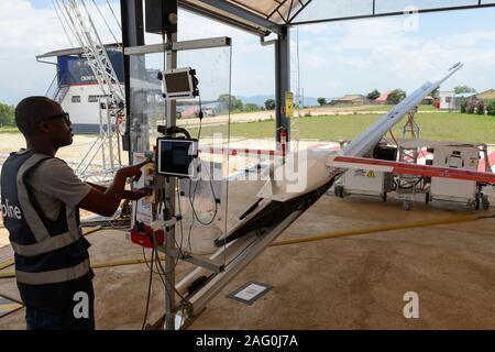 Le RWANDA, Gitarama, Muhanga, drone tyrolienne tyrolienne , l'aéroport est une start-up américaine et livre de préserver le sang et les médicaments par drone alimenté par batterie pour les centres de santé ruraux, la batterie conduit 2 Zip peut se déplacer à une vitesse autour de 79 miles par heure 3,85 livres de fret et a une autonomie de 160 km aller-retour, la prestation fort est abandonné par une petite rampe de mise à l'eau, parachute Banque D'Images