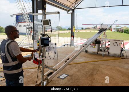 Le RWANDA, Gitarama, Muhanga, drone tyrolienne tyrolienne , l'aéroport est une start-up américaine et livre de préserver le sang et les médicaments par drone alimenté par batterie pour les centres de santé ruraux, la batterie conduit 2 Zip peut se déplacer à une vitesse autour de 79 miles par heure 3,85 livres de fret et a une autonomie de 160 km aller-retour, la prestation fort est abandonné par une petite rampe de mise à l'eau, parachute Banque D'Images