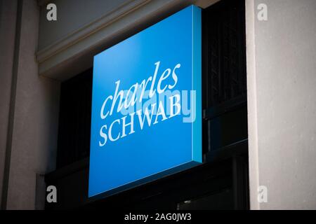 Charles Schwab un logo sur une branche à Washington, D.C., comme on l'a vu le 14 août 2019. Graeme Sloan/Sipa (USA) Banque D'Images