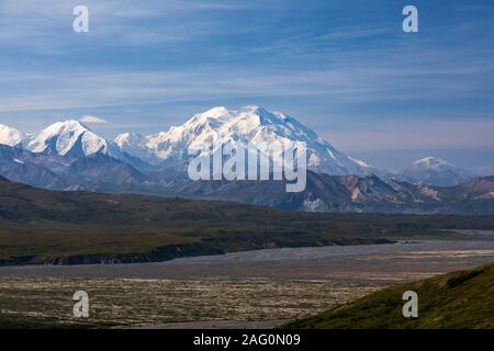 Denali (20 320 ft) avec Mt Brooks (11 940 ft) sur la gauche et le Mont Foraker (17 400) sur la droite dans le parc national Denali, Alaska Banque D'Images