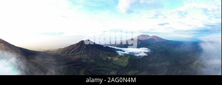 Magnifique vue panoramique sur le magnifique paysage du lever du soleil sur le volcan Ijen avec l'acide de couleur turquoise du lac Crater. Le volcan Ijen complexe est un gro Banque D'Images