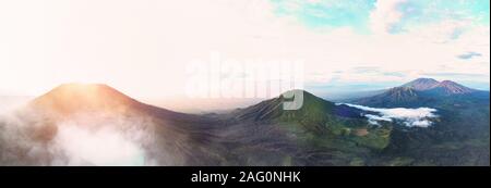 Magnifique vue panoramique sur le magnifique paysage du lever du soleil sur le volcan Ijen avec l'acide de couleur turquoise du lac Crater. Le volcan Ijen complexe est un gro Banque D'Images