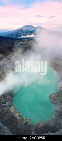 Magnifique vue panoramique sur le magnifique paysage du lever du soleil sur le volcan Ijen avec l'acide de couleur turquoise du lac Crater. Le volcan Ijen complexe est un gro Banque D'Images