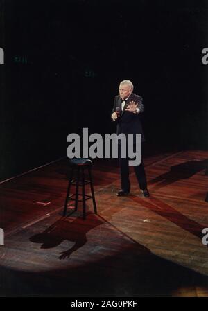 Frank Sinatra, Royal Albert Hall, Londres, 1989. En avril 1989, trois des plus grandes icônes de la musique populaire américaine, Frank Sinatra, Liza Minnelli et Sammy Davis Jr, se sont réunis à Frank, Liza et Sammy : l'ultime épreuve. Banque D'Images