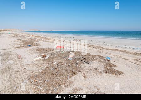 Les ordures et les déchets laissés sur la plage par les gens et de la mer. Pollution plastique et problème environnemental Banque D'Images