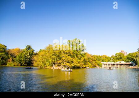 Le Lac de la ville de New York dans Central Park , États-Unis . Novembre 2019. Banque D'Images