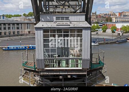 La cabine d'une nature préservée et Pitt Stothert dix tonnes grue à quai à l'extérieur du hangar M Museum de Bristol, Royaume-Uni. Banque D'Images