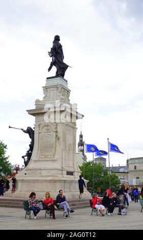 Les visiteurs par le repos de la statue de Samuel de Champlain à Québec, Canada Banque D'Images