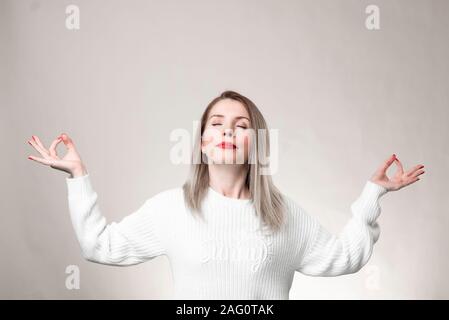 Détente femme calme méditation, aucun allégement sans stress au travail concept, conscient young businesswoman pacifiques ou étudiant la pratique de yoga respiration Banque D'Images