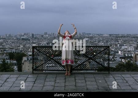 Billet d'Girl Paris panorama et profiter de ses vacances Banque D'Images