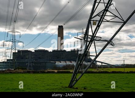 Silhouette de la centrale au charbon de Longannet, maintenant démolie, Firth of Forth près de Kincardine, Écosse, Royaume-Uni, avec des pylônes et des câbles d'électricité Banque D'Images