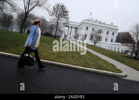 Une personne marche par l'Amérique du portique de la Maison Blanche le 17 décembre 2019 à Washington, DC., comme les règles de la Chambre se réunit pour définir les paramètres pour la journée de mercredi un débat et discuter de tout changement à la destitution de résolution. (Photo par Oliver Contreras/SIPA USA) Banque D'Images