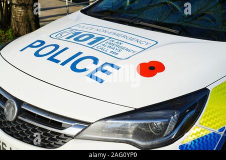 Close up of sign écrit sur véhicule de police bonnet, publicité 101 numéro de téléphone d'urgence pour les non-UK police service. Banque D'Images