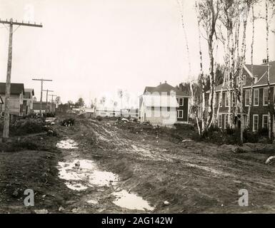 Au début du xxe siècle vintage photographie de presse - rue de la ville de Rouyn-Noranda vers 1920. Rouyn-Noranda est une ville sur le lac Osisko dans la région de l'Abitibi-Témiscamingue au Québec, Canada Banque D'Images