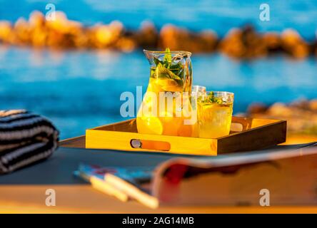 fruits et cocktails sur la table en bord de mer Banque D'Images