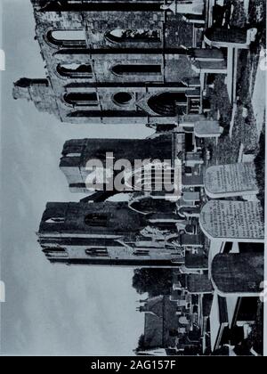 . Passé et présent Elgin : un guide historique / par Herbert B. Mackintosh. tions sont placés des cercles. Workmay similaires être vu à St Dunstan's, Tain, et Fortrose cathédrale. Le transept n'avait pas de bas-côtés, mais ils ne seraient en grande partie en vrac en anj^vue sur le bâtiment comme elles ont prolongé de chaque côté de l'centertower sur une distance de 40 pieds. Leur longueur du nord au southinside est de 108 pieds. Le mur sud du transept sud est particulièrement intéressant de l'architecture la plus ancienne itscontaining dans la Cathédrale, et sans aucun doute la partie wasreally de l'église de la Sainte Trinité. Le v Banque D'Images