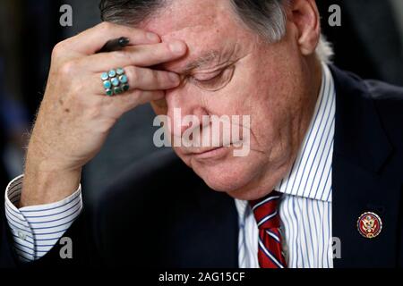 Représentant des États-Unis Tom Cole (républicain de l'Oklahoma), membre de la Chambre, du règlement, de la lit devant un comité du Règlement sur la procédure d'impeachment contre l'audience Le président Donald Trump, le Mardi, Décembre 17, 2019, sur la colline du Capitole à Washington. Crédit : Andrew Harnik/MediaPunch /CNP via Piscine Banque D'Images