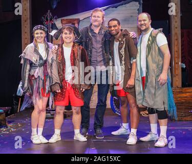 Leicester Square, Londres, 17h Dec 2019. Le capitaine Flinn répond à son créateur, l'auteur de l'enfant, Giles Andreae, et les acteurs et l'étoile de la pièce de la compagnie de théâtre Les Petits. "Capitaine Pirate et Flinn dinosaures' est le titre spectacle familial à Noël à Leicester Square, en décembre prochain. Credit : Imageplotter/Alamy Live News Banque D'Images
