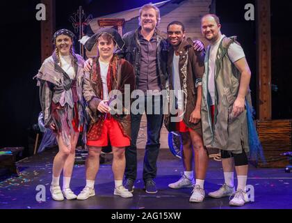 Leicester Square, Londres, 17h Dec 2019. Le capitaine Flinn répond à son créateur, l'auteur de l'enfant, Giles Andreae (milieu) , et les acteurs et l'étoile de la pièce de la compagnie de théâtre Les Petits. "Capitaine Pirate et Flinn dinosaures' est le titre spectacle familial à Noël à Leicester Square, en décembre prochain. Credit : Imageplotter/Alamy Live News Banque D'Images