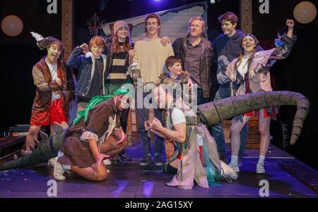 Leicester Square, Londres, 17h Dec 2019. Le capitaine Flinn répond à son créateur, l'auteur de l'enfant, Giles Andreae, ainsi que la vraie vie Flinn Andreae (maintenant 22) sur lesquels les livres ont été fondées, et les acteurs et l'étoile de la pièce de la compagnie de théâtre Les Petits. "Capitaine Pirate et Flinn dinosaures' est le titre spectacle familial à Noël à Leicester Square, en décembre prochain. Credit : Imageplotter/Alamy Live News Banque D'Images