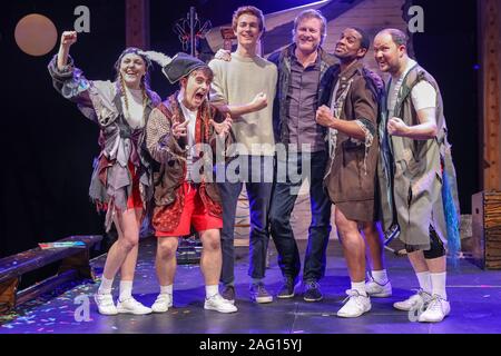 Leicester Square, Londres, 17h Dec 2019. Le capitaine Flinn répond à son créateur, l'auteur de l'enfant, Giles Andreae, ainsi que la vraie vie Flinn Andreae (maintenant 22) sur lesquels les livres ont été fondées, et les acteurs et l'étoile de la pièce de la compagnie de théâtre Les Petits. "Capitaine Pirate et Flinn dinosaures' est le titre spectacle familial à Noël à Leicester Square, en décembre prochain. Credit : Imageplotter/Alamy Live News Banque D'Images