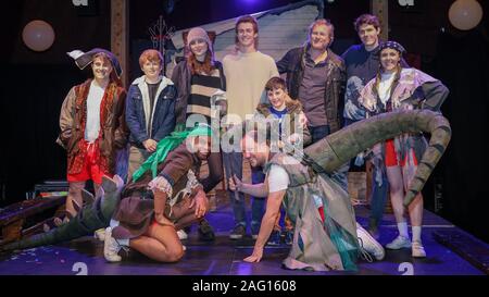 Leicester Square, Londres, 17h Dec 2019. Le capitaine Flinn répond à son créateur, l'auteur de l'enfant, Giles Andreae, ainsi que la vraie vie Flinn Andreae (maintenant 22) sur lesquels les livres ont été fondées, et les acteurs et l'étoile de la pièce de la compagnie de théâtre Les Petits. "Capitaine Pirate et Flinn dinosaures' est le titre spectacle familial à Noël à Leicester Square, en décembre prochain. Credit : Imageplotter/Alamy Live News Banque D'Images