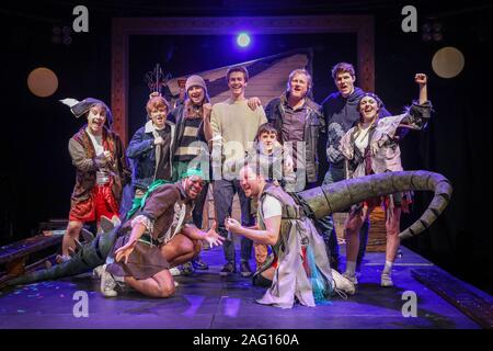 Leicester Square, Londres, 17h Dec 2019. Le capitaine Flinn répond à son créateur, l'auteur de l'enfant, Giles Andreae, ainsi que la vraie vie Flinn Andreae (maintenant 22) sur lesquels les livres ont été fondées, et les acteurs et l'étoile de la pièce de la compagnie de théâtre Les Petits. "Capitaine Pirate et Flinn dinosaures' est le titre spectacle familial à Noël à Leicester Square, en décembre prochain. Credit : Imageplotter/Alamy Live News Banque D'Images