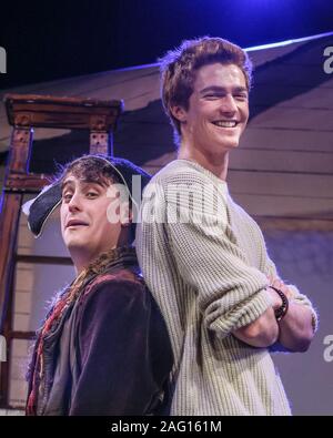 Leicester Square, Londres, 17h Dec 2019. Acteur Tom Myles (l) qui joue, Flinn et la vraie vie Flinn. Le capitaine Flinn répond à son créateur, l'auteur de l'enfant, Giles Andreae, ainsi que la vraie vie Flinn Andreae (maintenant 22) sur lesquels les livres ont été fondées, et les acteurs et l'étoile de la pièce de la compagnie de théâtre Les Petits. "Capitaine Pirate et Flinn dinosaures' est le titre spectacle familial à Noël à Leicester Square, en décembre prochain. Credit : Imageplotter/Alamy Live News Banque D'Images