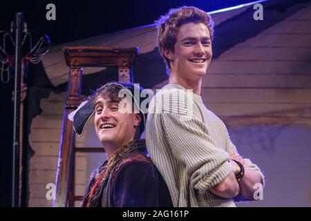 Leicester Square, Londres, 17h Dec 2019. Acteur Tom Myles (l) qui joue, Flinn et la vraie vie Flinn. Le capitaine Flinn répond à son créateur, l'auteur de l'enfant, Giles Andreae, ainsi que la vraie vie Flinn Andreae (maintenant 22) sur lesquels les livres ont été fondées, et les acteurs et l'étoile de la pièce de la compagnie de théâtre Les Petits. "Capitaine Pirate et Flinn dinosaures' est le titre spectacle familial à Noël à Leicester Square, en décembre prochain. Credit : Imageplotter/Alamy Live News Banque D'Images