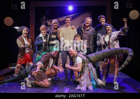 Leicester Square, Londres, 17h Dec 2019. Le capitaine Flinn répond à son créateur, l'auteur de l'enfant, Giles Andreae, ainsi que la vraie vie Flinn Andreae (maintenant 22) sur lesquels les livres ont été fondées, et les acteurs et l'étoile de la pièce de la compagnie de théâtre Les Petits. "Capitaine Pirate et Flinn dinosaures' est le titre spectacle familial à Noël à Leicester Square, en décembre prochain. Credit : Imageplotter/Alamy Live News Banque D'Images