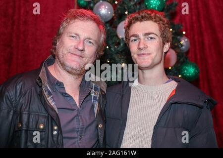 Leicester Square, Londres, 17h Dec 2019. Auteur Giles et fils Flinn Andreae. Le capitaine Flinn répond à son créateur, l'auteur de l'enfant, Giles Andreae, ainsi que la vraie vie Flinn Andreae (maintenant 22) sur lesquels les livres ont été fondées, et les acteurs et l'étoile de la pièce de la compagnie de théâtre Les Petits. "Capitaine Pirate et Flinn dinosaures' est le titre spectacle familial à Noël à Leicester Square, en décembre prochain. Credit : Imageplotter/Alamy Live News Banque D'Images