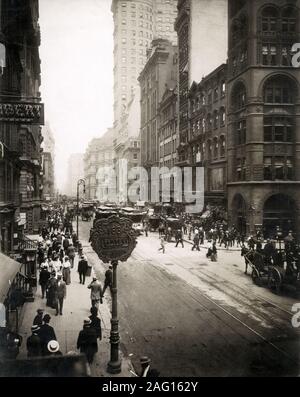 Au début du xxe siècle vintage press photographie - Scène de rue, Manhattan, New York, vers 1920 - peut-être la 5e Avenue. Banque D'Images