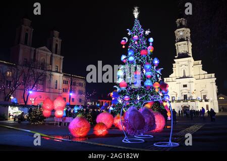 Arbre de Noël magique de Kaunas et marché traditionnel dans la vieille ville Banque D'Images