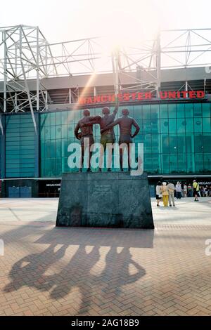 Le stade Old Trafford et Sainte Trinité / United TRINITY Trinity / Trois Statue, club de football de Manchester United, Manchester, Angleterre, Royaume-Uni Banque D'Images