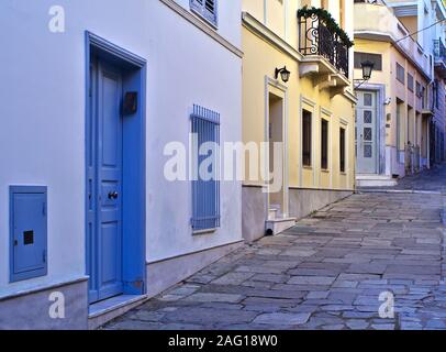 Quartier de Plaka à Athènes, Grèce. Rue Pavée et façades de bâtiments d'architecture classique coloré. Banque D'Images