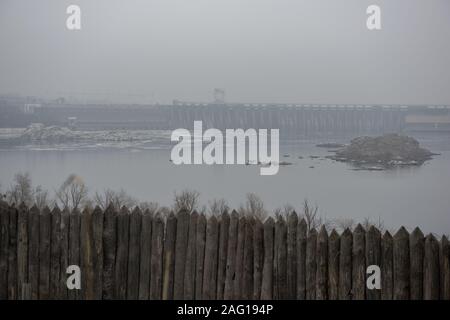 Vue sur la station hydroélectrique Dniepr du musée des cosaques d'Zaporizhian Zaporizhian «Zweigniederlassungen' de Khortytsia, ville Zaporozhye, Ukraine Banque D'Images