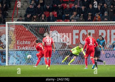 Enschede, Pays-Bas. 25Th Dec 2019. ENSCHEDE, Stadium De Grolsch Veste, 17-12-2019, la saison 2019/2020, le néerlandais TOTO KNVB Beker. Le FC Twente player Aitor Cantalapiedra (l) 1-2 pendant le match Twente - Go Ahead Eagles : Crédit Photos Pro/Alamy Live News Banque D'Images