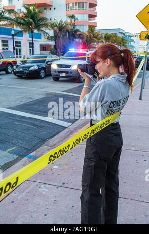 Miami Beach Florida,Ocean Drive,accident,bus,autocar,cycliste,riders,collision,ligne de police ne pas croiser,bande,femme femme femme,appareil photo,numérique,crim Banque D'Images