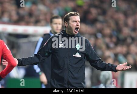 17 décembre 2019, Brême : Soccer : Bundesliga, le Werder Brême - FSV Mayence 05 1er, 16e journée. Kohfeldt Werders Florian formateur des gestes sur la ligne latérale. Photo : Carmen Jaspersen/DPA - NOTE IMPORTANTE : en conformité avec les exigences de la DFL Deutsche Fußball Liga ou la DFB Deutscher Fußball-Bund, il est interdit d'utiliser ou avoir utilisé des photographies prises dans le stade et/ou la correspondance dans la séquence sous forme d'images et/ou vidéo-comme des séquences de photos. Banque D'Images