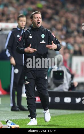 17 décembre 2019, Brême : Soccer : Bundesliga, le Werder Brême - FSV Mayence 05 1er, 16e journée. Kohfeldt Werders Florian formateur des gestes sur la ligne latérale. Photo : Carmen Jaspersen/DPA - NOTE IMPORTANTE : en conformité avec les exigences de la DFL Deutsche Fußball Liga ou la DFB Deutscher Fußball-Bund, il est interdit d'utiliser ou avoir utilisé des photographies prises dans le stade et/ou la correspondance dans la séquence sous forme d'images et/ou vidéo-comme des séquences de photos. Banque D'Images