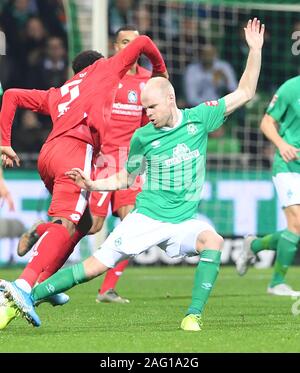 17 décembre 2019, Brême : Soccer : Bundesliga, le Werder Brême - FSV Mayence 05 1er, 16e journée. Davy Klaassen (r) de Brême se bat contre Jean-Paul Boetius De Mayence pour la balle. Photo : Carmen Jaspersen/DPA - NOTE IMPORTANTE : en conformité avec les exigences de la DFL Deutsche Fußball Liga ou la DFB Deutscher Fußball-Bund, il est interdit d'utiliser ou avoir utilisé des photographies prises dans le stade et/ou la correspondance dans la séquence sous forme d'images et/ou vidéo-comme des séquences de photos. Banque D'Images